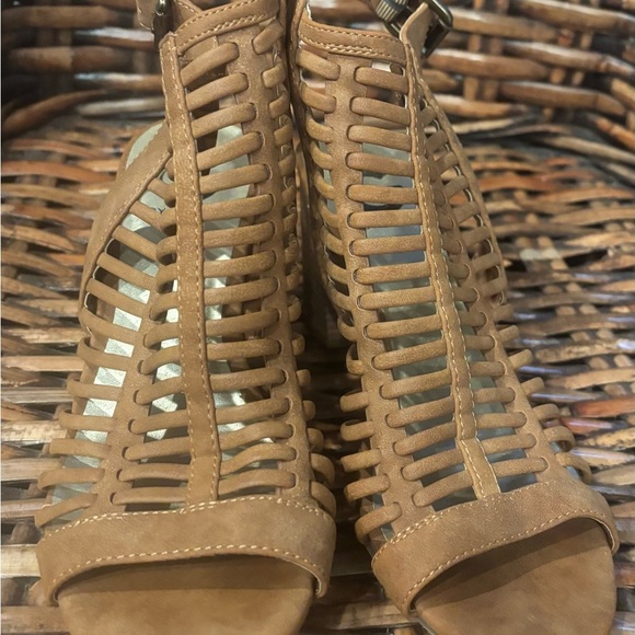 G by Guess Gladiator Sandals
Tan Woven Sandals with Block Heel
Size 7.5 - Picture 2 of 8